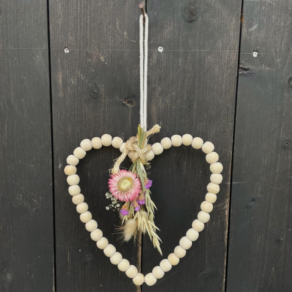 Herz aus Holzperlen mit Trockenblumen - rosa-lila
